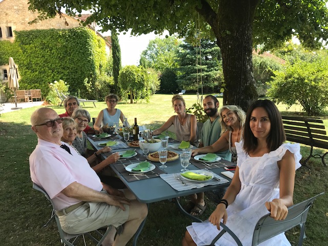 Dejeuner sous le tilleul du jardin du Manoir Beauregard