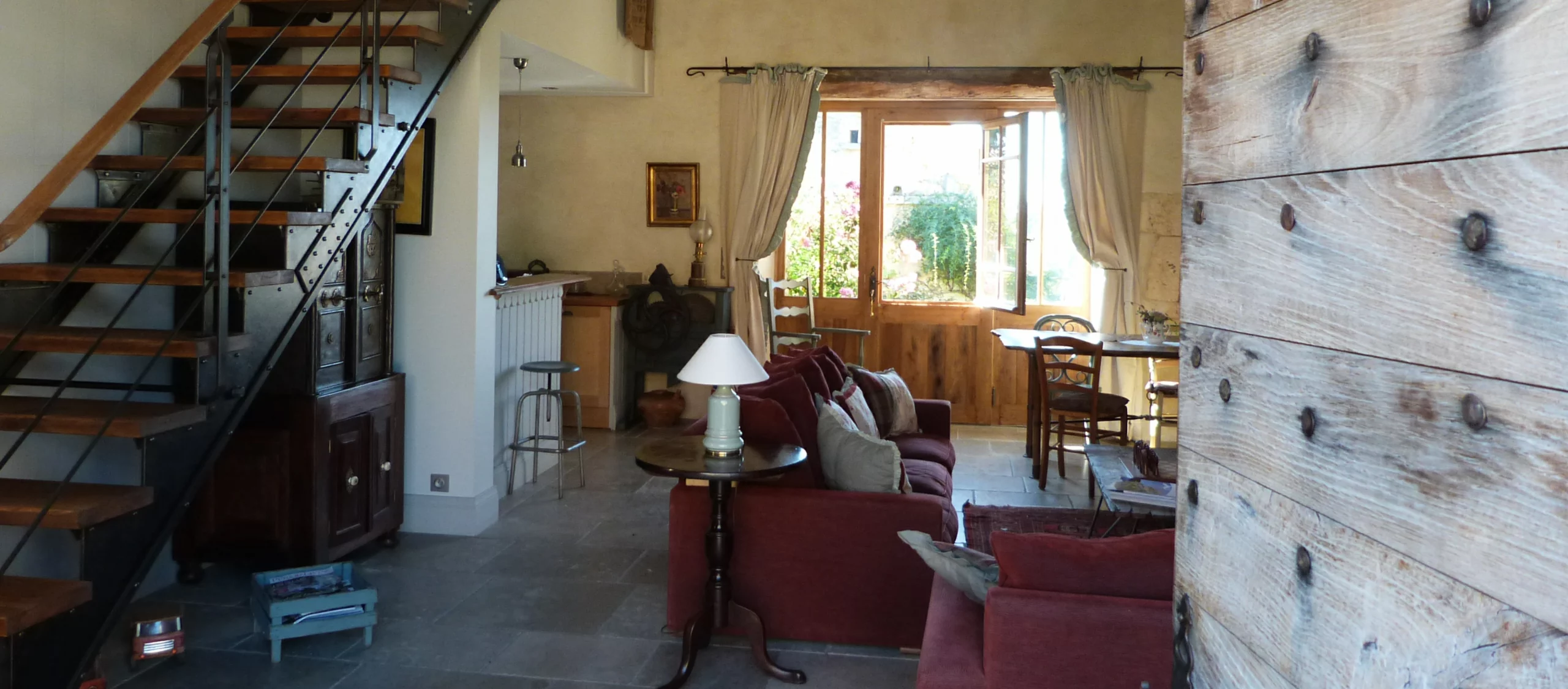 View of the living room of the gîte "la Librairie", Manoir Beauregard in Dordogne
